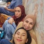 Kalina Ocktaranny Instagram - Setelah sekian lama ngga ketemu kalian.. Akhirnya bisa jumpa di Halal bihalal @gegedug_gass dirumah teh @melly_goeslaw Nuhun teeeh 🙏🏻🫰🏻 Seperti biasa tiap kumpul pasti ada 1 foto yg aku megang piring 😁 ❤️K