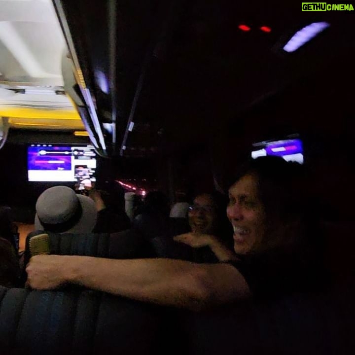 Kalina Ocktaranny Instagram - Hiburan malam didalam bus 🚌🎤🎶 Head back home... Semarang - Jkt 🚌 Bismillah 🤲🏻 ❤️K