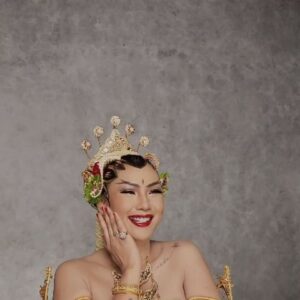 Kalina Ocktaranny Instagram - Congratulations @kalinaocktaranny 
Make up by Rey Utami
Sanggul paes dan kain by @yayukpaes 
Bulu mata by @cillialash