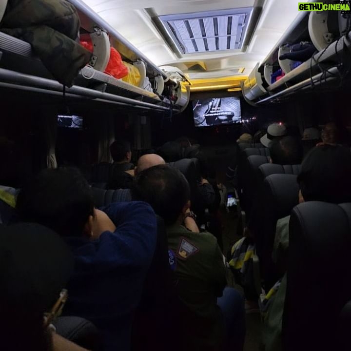 Kalina Ocktaranny Instagram - Hiburan malam didalam bus 🚌🎤🎶 Head back home... Semarang - Jkt 🚌 Bismillah 🤲🏻 ❤️K
