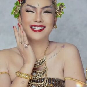 Kalina Ocktaranny Instagram - Ayuneee ayu tenaaan 
 🤍🤍🤍 @kalinaocktaranny 
Make up by Rey Utami
Sanggul paes, dan kain by @yayukpaes 
Bulu mata by @cillialash