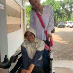 Kalina Ocktaranny Instagram - Udah lama banget ngga ke @yayasansayapibubanten dan baru dapet kabar tentang Ubay... Ubay sayang, dengan segala keterbatasan kamu, kamu berjuang melawan sakit dan tumbuh jd gadis yg luar biasa hebat... Sekarang kamu udah ngga sakit lagi sayang... Kamu udah bisa lari2 di Surga... Innalillahi Wa Innailaihi Rojiun.. Selamat jalan Ubay... 🌹 Titip salam rindu untuk mamaku kalo kamu jumpa beliau di surga ya 🤗🙏🏻🌹 ❤️K