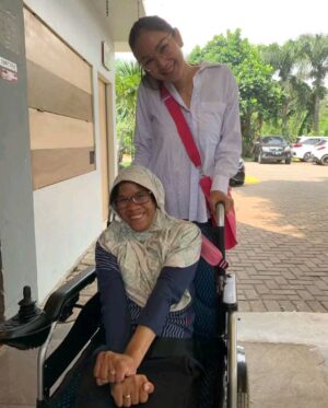 Kalina Ocktaranny Instagram - Udah lama banget ngga ke @yayasansayapibubanten dan baru dapet kabar tentang Ubay...
Ubay sayang, dengan segala keterbatasan kamu, kamu berjuang melawan sakit dan tumbuh jd gadis yg luar biasa hebat...

Sekarang kamu udah ngga sakit lagi sayang...
Kamu udah bisa lari2 di Surga...

Innalillahi Wa Innailaihi Rojiun..
Selamat jalan Ubay... 🌹
Titip salam rindu untuk mamaku kalo kamu jumpa beliau di surga ya 🤗🙏🏻🌹

❤️K