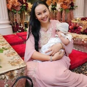Kalina Ocktaranny Instagram - Berapa hari lalu lagi kepingin takjil.. Lontong, bakwan dan teman2nya..
Biasanya jam 5 masih banyak, tapi ini udah habis donk...
Wahai kalian saudaraku yg nonis, Jgn diborong semua yaaaakkk...

Nanti Natalan lampu kerlap kerlip kalian aku borong lho, biarin aja dirmh kalian pake lampu merah... 🚦
Cari pohon Natal bakalan susah, soalnya pohon cemaranya aku tebang.. 🌲
Yg ngerayain Imlek jeruknya aku borong biar kalian ganti pake Nutri Sari..
Paskah aku beli semua telor ayam yg ada biar kalian pake telor puyuh...

Masa aku harus antri beli bakwan dr bakwannya masih bebentuk adonan tepung??
Mau beli klepon tinggal kelapa parut, cacingan donk yg ada..
 Ngga gtu jg kan konsepnya?? 😭😭

Buat anak mama @azkacorbuzier
 Jgn ikut2an War Takjil ya sayang..
Mama ga kebagian kolek biji salak.. 

Selain aku siapa yg ga kebagian takjil ayo ngaku?? 

#BerbedaItuIndah 🌈❤️🤗

PS: Anak kalian aku pinjem sebulan yaaa.. Gemeeessss 😍 @attahalilintar
@aurelie.hermansyah

❤️K