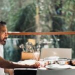 Kamal Haasan Instagram - காலை பசியாறுகையில் கனைகுரல் பல்லியொன்று கட்டியம் கூறக்கேட்டேன் செக்கச் சிவந்து கிழக்கு வெளுக்க தெக்கும் வடக்கும் அகக்கண் திறக்கும் தேடிவரும் நாளை நமதே என்று Reasonable rhyme for breakfast