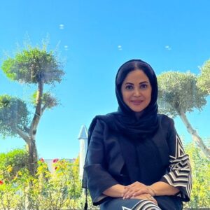 Kamand Amirsoleimani Instagram - تو یک مادری، مراقبت از فرزند، یکی از اولویت‌های مهم توست، اما خودت را فراموش نکن، گه‌گاهی به آینه‌ی اتاقت سری بزن، به دخترک توی آینه سلامی کن و موهایت را آرام آرام شانه بزن.

تو یک مادری اما گاهی شیطنت کن و شادانه برقص، گاهی فنجان قهوه‌ات را مقابل پنجره بنوش، کتابی که دوست داری را ورق بزن و به روزهای خوبی که در راهند فکر کن. گاهی غذایی که خودت دوست داری درست کن، سفره‌ات را جوری که دوست داری بچین و آرام و بدون نگرانی غذایت را بخور.
گاهی دخترکی باش که دلش می‌خواهد آدم‌ها کمتر از او متوقع باشند، که گاهی دوست دارد بی‌نقص نباشد، که می‌خواهد در کنار مادر بودن، خودش باشد و برای خودش هم زمان بگذارد.

تو یک مادری اما به خودت بیشتر اهمیت بده، تو که خوب نباشی، حال یک خانواده خوب نیست، تو که شاد نباشی؛ یک خانواده غمگین است.
حال دلت را خوب نگه دار و دلخوشی‌های اختصاصی خودت را حفظ کن.

تو یک مادری، اما قرار نیست دنیای دخترانه‌ات را بعد از این رها کنی، قرار نیست جریان رشد استعداد و توانمندی‌هایت را متوقف کنی، قرار نیست خودت را یادت برود و قرار نیست فقط مادر باشی!

تو یک مادری کسی که جهان از وجود او آغاز می‌شود، انسانی بی‌اندازه توانمند که قادر است هم دلخوشی‌های خودش را داشته‌باشد، هم برای خودش زمان بگذارد، هم به بهترین شکل ممکن، مادر باشد...
تو یک مادری، همان دخترک سرخوش و پرجنب‌و‌جوش سال‌های دور...

#نرگس_صرافیان_طوفان

@narges_sarrafian_toofan