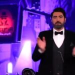 Kamand Amirsoleimani Instagram - قسمت دوم شبهای مافیا رو ببینید و اگر دوست داشتید نظرات منطقی و درست خودتون رو بنویسید. بدون اینکه توهین یا بی احترامی کنید. فراموش نکنید که من و همکارانم سه جلسه دوستانه و خوب رو کنار هم گذروندیم و خب البته بازی بازیه. من که بعد از این برنامه عاشق این بازی شدم. پر از استدلال تمرکز و دقته. امیدوارم دوست داشته باشید هرچند که تو این قسمت…..