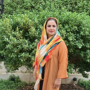 Kamand Amirsoleimani Instagram - یادتان باشد ،
وقتی خورشید میدرخشد ،
هر کسی میتواند
دوستتان داشته باشد
در طوفان است 
که متوجه میشوید 
چه کسی واقعا به شما علاقه دارد .