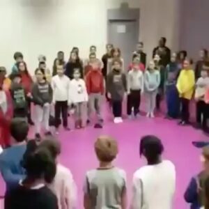 Kamand Amirsoleimani Instagram - اینجا مدرسه‌ای در لیون فرانسه است و هیچ‌یک از دانش‌آموزان آن ایرانی نیستند

این دانش‌آموزان مشغول تمرین یک آواز ایرانی با شعری از مولانا جلال‌الدین بلخی هستند: 
پیدا شدم پیدا شدم
پیدای ناپیدا شدم
شیدا شیدا شیدا شدم
شیدا شدم شیدا✨
