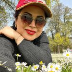 Kamand Amirsoleimani Instagram - برای خودتون وقت بذارین. لباس مورد علاقه تون رو بپوشید. به دامن طبیعت برید. فارغ از همه افکاری که ذهنتون رو درگیر کرده فارغ از نگاه ها و قضاوت ها روی زمین بنشینید و از عطر و رنگ طبیعت لذت ببرید و خدا رو شاکر باشید که به شما سلامتی داده که بتونید از این نعمت بیکران بهره مند بشید. مشکلات همیشه هستند دقایقی بذاریدشون کنار و خودتون رو بردارید ببرید یه جای امن و آروم. فقط خودتون میتونید حال خودتون رو خوب کنید. عالی باشید🌹