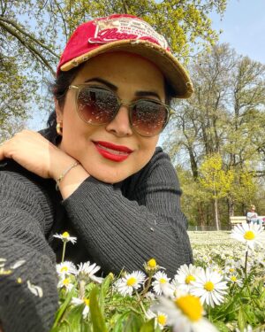 Kamand Amirsoleimani Instagram - برای خودتون وقت بذارین. لباس مورد علاقه تون رو بپوشید. به دامن طبیعت برید. فارغ از همه افکاری که ذهنتون رو درگیر کرده فارغ از نگاه ها و قضاوت ها روی زمین بنشینید و از عطر و رنگ طبیعت لذت ببرید و خدا رو شاکر باشید که به شما سلامتی داده که بتونید از این نعمت بیکران بهره مند بشید. مشکلات همیشه هستند دقایقی بذاریدشون کنار و خودتون رو بردارید ببرید یه جای امن و آروم. فقط خودتون میتونید حال خودتون رو خوب کنید. 
 عالی باشید🌹