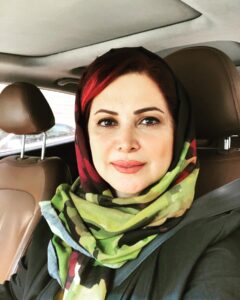 Kamand Amirsoleimani Instagram - وقتی به دهه چهل و پنجاه رسیدی دوستانت پناهگاههای ارزشمند زندگیت می‌شوند!! پس از گذشت سالها از زندگی چنین آموختم که زمان می‌گذرد، زندگی در جریان است. فاصله جدا می‌کند. بچه بزرگ می‌شود. عشق تغییر می‌کند. گاهی هم کمرنگ می‌شود. قلبها می‌شکنند. پیشرفت اجتماعی تمام می‌شود. شغل تغییر می‌کند. پدر و مادر، تو را در مسیری از راه ترک می‌کنند. و تنها دوستانت با تو ماندگارند! هیچ تفاوتی ندارد که چه فاصله زمانی و مکانی میان شما وجود دارد، یک دوست واقعی هیچگاه آنقدر از تو دور نیست که برایت در دسترس نباشد. در زمانی که به او نیاز داری در کوره راه زندگی وقتی عرصه به تو تنگ می‌شود، دوستانت هستند که در کنارت می‌ایستند و تشویقت می‌کنند تا سختی را پشت سر بگذاری. برایت دعا می‌کنند. و از تو حمایت می‌کنند برای شادی‌ات تلاش می‌کنند و دستهایشان را باز می‌کنند تا در آغوششان آرامش بگیری. دوستان واقعی تو برایت قانون ها را می‌شکنند و همراه راهت می‌شوند تا مسیر درست را در زندگیت پیدا کنی و به شادی برسی. دوستان تو زندگی تو را سرشار از خوشبختی می‌کنند. دنیای تو بدون آنها دنیا نیست و تو نیز بدون آنها کامل نیستی. پس تلاش کن تا دوستانت را حفظ کنی... *تقدیم به دوستان بی نظیرم به آنهایی که دوستشان دارم هرچند شاید سالها از آخرین دیدارمان گذشته 🌹