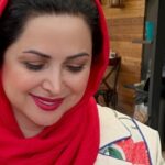 Kamand Amirsoleimani Instagram - از یه چیزی در خودم خوشم میاد، عکسامو که نگاه میکنم مثلا سر کار قبل از عمل جراحی توی سفر توی خونه خلاصه در هر حالتی لبخند میزنم بدون انگیزه و بدون دلیل. لبخند بخشی از شخصیتم شده. خواستم توصیه کنم لبخند بزنین تا دنیا بهتون لبخند بزنه