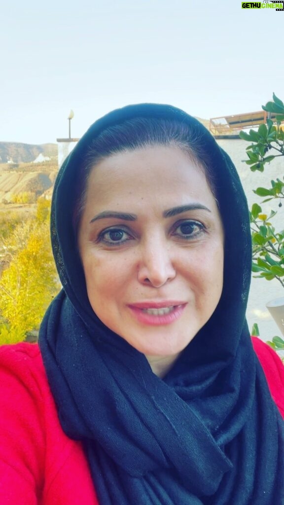 Kamand Amirsoleimani Instagram - خیلی خیلی زیاد ممنونم از این همه همراهی و همدلی با خوندن تک تک پیامهاتون حال دلم خوب میشه و از خدا تشکر میکنم که تونستم حال خوبی رو براتون ایجاد کنم. همینطور بریم جلو تا همیشه عالی باشیم. من مطمئنم هفته جدید یکی از بهترین هفته های زندگیتون خواهد بود.