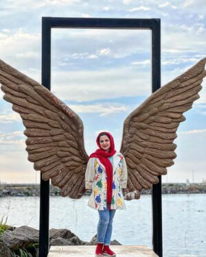 Kamand Amirsoleimani Instagram - .
دو بال به من بده
و یک آسمان آبی
برای پرواز……..