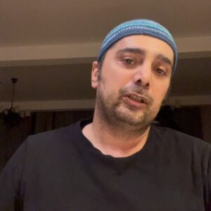 Kamand Amirsoleimani Instagram - خدا رو شکر سپند امروز مرخص شد. از زبون خودش بشنوید….
#سپندامیرسلیمانی #کمندامیرسلیمانی #کمند_امیرسلیمانی #سپند_امیرسلیمانی #بازیگران #برادر #کووید۱۹ #شفای_بیماران