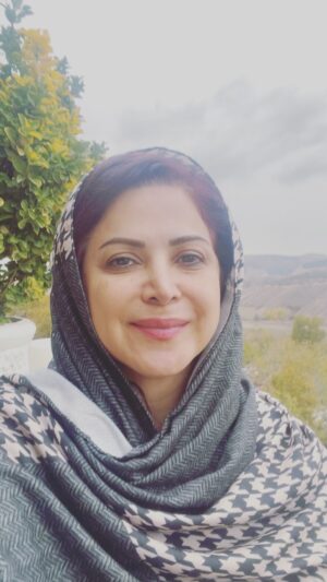 Kamand Amirsoleimani Instagram - چه خوشحالم که این همه دوست و همراه دارم که میتونم صبح باهاشون گپ بزنم و احساساتمون رو با هم شریک بشیم. یه توصیه هم به تعداد خیلی کمی از دوستانم در اینجا دارم که وقتی دارید فیلم رو میبینید به جای پیدا کردن نکته منفی و آماده کردن جواب دندان شکن واقعا به حرفای من فکر کنید و اگه باب میلتون نبود طبیعتا انجامش ندین ولی اینو بدونین که عکس العمل شما به هر چیزی همون خصلتیه که در درون شماست پس از امروز سعی کنید همه چی رو خوب ببینید. آخر هفته بسیار لذت بخش و پر آرامشی داشته باشید و خسته نباشید میگم به عزیزانی که بنا به شغلشون امروز هم سر کار میرن از جمله خانواده خودم😍