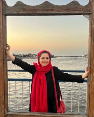 Kamand Amirsoleimani Instagram - .

بیماریش اینقدر طولانی شد که اطرافیانش به مریضیش عادت کردن و از یاد بردن که اون داره عذاب می‌کشه و یه روزی می‌میره.

حقیقت اینه گاهی هرچیزی که مربوط به ماست برای اطرافیانمون تبدیل به عادت می‌شه. درد و رنج‌هامون، بیماری‌هامون، حتی عشق و محبتمون نسبت به آدم‌ها، براشون تبدیل به عادت می‌شه و دیگه به چشم نمیاد. گاهی حضور دائمی ما، عشق ِ بی‌قید و شرط ما باعث می‌شه حتی دیده نشیم.