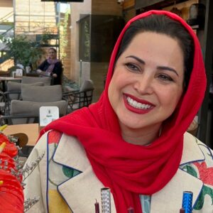 Kamand Amirsoleimani Instagram - خودم را دوست دارم وقتی میخندم. به همه چیز میخندم. به زیباییهای اطرافم،به عزیزانم که سالم هستند،به موفقیتها و درخشش دوستانم،به مشکلاتم،به دشمنانم،به کسانی که از شادی ما ناراحتند. من میخندم تا شادی را سپری کنم جلوی هر آنچه برایم بد است و میخندم تا خوش آمد بگویم به همه اتفاقات خوب تا راه را برای حضورشان در زندگیم هموار کنم. 
بی جهت نیست از قدیم گفته اند: خنده بر هر درد بی درمان دواست….