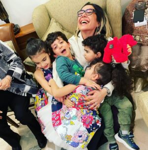 Kamand Amirsoleimani Instagram - این عکس رو با اجازه دوستم گذاشتم. عکس منتخب من در پایان سال. برام پر از پیامه: از ته دل بخندین، بچه ها رو دوست داشته باشین و باهاشون وقت بگذارید ، این روزا بچه ها تنها موجوداتی هستن که بی غل و غش و بدون حساب کتاب بهتون عشق میدن. شما هم که خالص و ناب باشین بچه ها همینطوری جذبتون میشن پس بافرزندانتون دوست باشین بهشون عشق بدین در آغوش بگیرینشون و بهشون احساس امنیت بدین. دوره تنبیه و دعوا دیگه تموم شده تحقیرشون نکنین و اونا رو با بقیه مقایسه نکنین. بذارین این بچه ها آینده ای زیبا و بی عقده و پر عشق رو بسازن. با آرزوی سلامتی برای همه بچه های جهان❤️