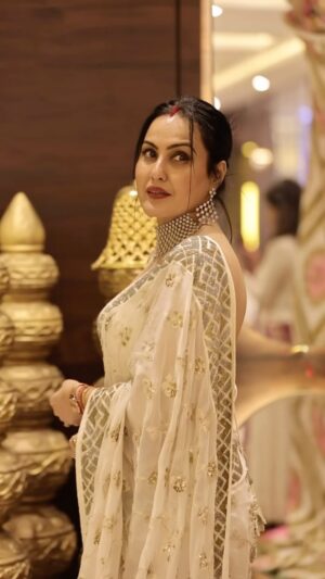 Kamya Punjabi Instagram - Because i love me 🥰 
#kamyapunjabi 

Saree @panna.in 
Jewellery @adinath_fashion 
PR @fireflies_mediaworks 
Pics @gv_photography_and_films
