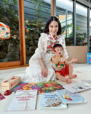 Kaneungnij Jaksamittanon Instagram - 📚📘📙📖 @nanmeebooksfan