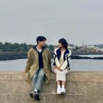 Kang Mi-na Instagram - 조해달을 연기하면서 한 아이의 엄마로, 한 가족의 막내로 사랑의 다양한 형태를 느끼고 배우며 삼달리 안에서 행복했습니다. 아직 해달이를 보내주기엔 많이 아쉽지만 삼달리로 가득찼던 2023년도, 조해달도 진짜 안녕🍊🩵 #JTBC #웰컴투삼달리