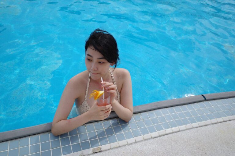Kang Mi-na Instagram - 10분 수영하고 50분 먹기🍹