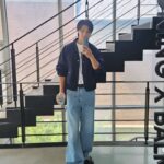 Kang Min-hyuk Instagram - 성수동으로 브랜드 세터의 더티셔츠 팝업스토어를 다녀왔습니다. 넷플릭스 셀러브리티를 함께 촬영했던 규영이와도 오랜만에 인사도 나누고 LP샵 컨셉의 다양한 그래픽의 티셔츠를 고르는 재미도 있고 즐거운 시간이었네요!! 6월 3일까지 성수동에서 팝업스토어가 열린다고 하니 여러분들도 꼭 오셔서 즐겨보세요! #ad #세터 #성수팝업 #팝업스토어 #더티셔츠샵 @satur_official