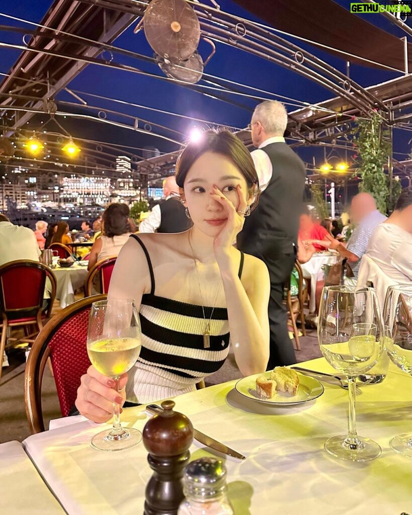 Kang Min-kyung Instagram - 언니랑 따악 십년만에 똑같은 식당 똑같은 자리에 앉았다 변한 거라고는 더 깊어진 우리와 더없이 행복해진 언니밖에 없어서 좋았다 참 좋았다