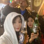 Kang Min-kyung Instagram - 지금으로부터 3년 전, 밖순이인 저에게 지난 코로나 시절은 정말이지 지옥이었는데요… 우연히 곽튜브 채널을 보게 되었고 답답한 마음을 치유받고는 했어요.. 그렇게 준빈이와의 인연이 시작되었고, 얼마 전 함께 홍콩 여행 다녀왔어요 👯‍♀️👦🎈오늘 여섯시 곽튜브 채널에서 저희의 홍콩 여행기 보실 수 있어효!!!! 빈아 고마워 🫧