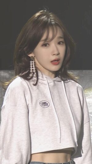 Kang Min-kyung Instagram - 대문자 E 발라더는 엔딩포즈 소원풀었어요 .. ☺️ 감사합니다비치콘서트관객여러분… 🤍🤍🤍🤍