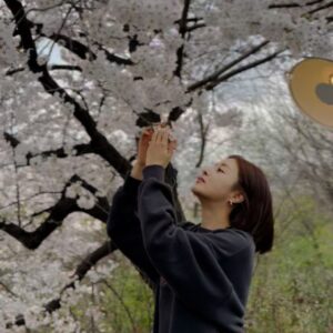 Kang So-ra Instagram - 짬내서 벚꽃구경
2주가아니라 2달동안 피어있으면 얼마나 좋을까