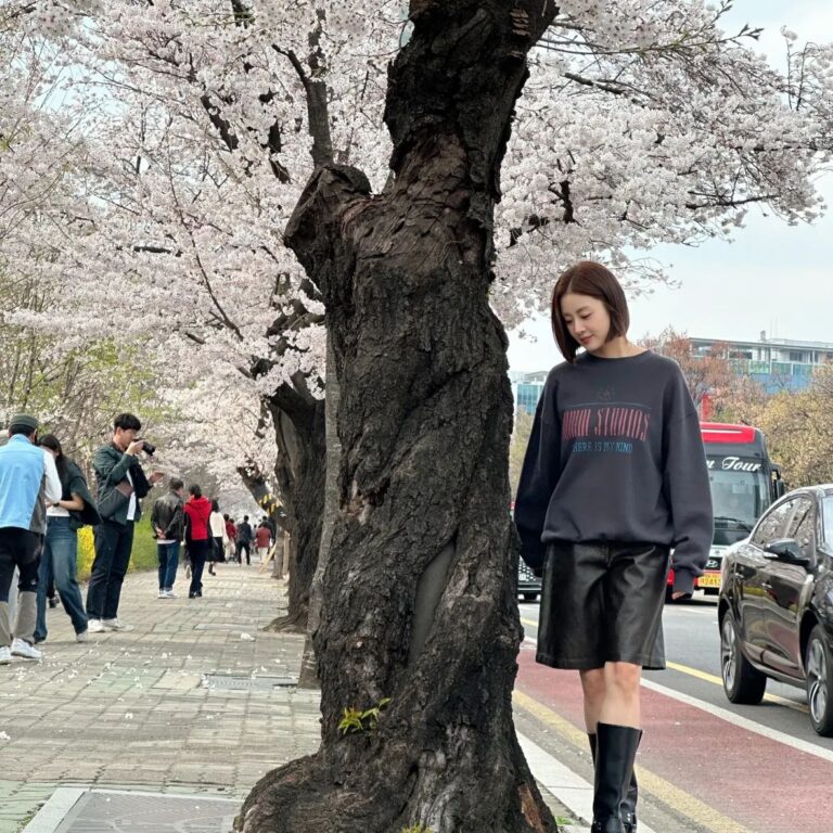 Kang So-ra Instagram - 짬내서 벚꽃구경 2주가아니라 2달동안 피어있으면 얼마나 좋을까