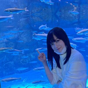 Kanna Hashimoto Instagram - こんにちは！環奈MGです。

今日はネメシスのオフショットをシェアします。

#橋本環奈 #橋本環奈2021 #橋本環奈マネージャー #ネメシス #夜の水族館