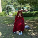 Kanna Hashimoto Instagram - こんにちは！環奈MGです。 世界で大旋風を巻き起こしている「#赤ずきん旅の途中で死体と出会う 」からオフショットをシェアします。 🍎日本で週間映画Top10で1位を獲得！ 🍎世界51の国と地域で週間映画TOP10入り！ 🍎Netflixの週間グローバルTop10（非英語映画）で日本映画初の1位！ #橋本環奈 #橋本環奈2023 #橋本環奈マネージャー #赤ずきん旅の途中で死体と出会う #onceuponacrime #netflix #ネットフリックス # ネトフリ