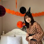 Kanna Hashimoto Instagram - こんにちは！環奈MGです。 今日は、発売中のザテレビジョンからオフショットをシェアします。 皆さんは今年はどんな仮装ですか？🎃 #橋本環奈 #橋本環奈2022 #橋本環奈マネージャー #テレビジョン連載オフショット