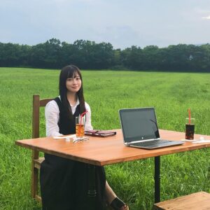 Kanna Hashimoto Instagram - こんにちは！環奈MGです。

先日、「小説の神様」　@shokami_movie でもお知らせがございましたように、公開延期となりました。
一日でも早く収束する事を願うばかりです。

公開日までオフショットも少しづつシェアしていこうと思います。

#橋本環奈 #橋本環奈2020 #橋本環奈マネージャー #小説の神様 #小説の神様オフショット