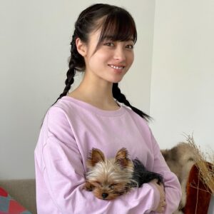 Kanna Hashimoto Instagram - こんばんは！環奈MGです。

今日は発売中のザテレビジョンからオフショットです。
２度目の登場！後輩のピノちゃんと一緒にドッグヨガ🐕

環奈と心が通じてヨガで気持ち良くなって寝ちゃってました。

#橋本環奈 #橋本環奈2021 #橋本環奈マネージャー #ザテレビジョン #ドッグヨガ