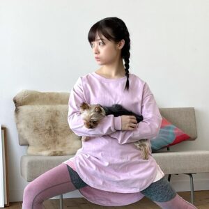 Kanna Hashimoto Instagram - こんばんは！環奈MGです。

今日は発売中のザテレビジョンからオフショットです。
２度目の登場！後輩のピノちゃんと一緒にドッグヨガ🐕

環奈と心が通じてヨガで気持ち良くなって寝ちゃってました。

#橋本環奈 #橋本環奈2021 #橋本環奈マネージャー #ザテレビジョン #ドッグヨガ