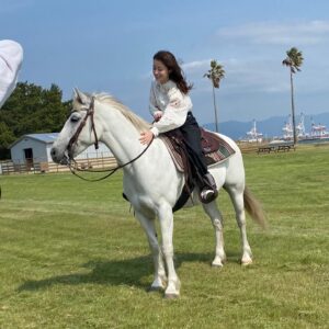 Kanna Hashimoto Instagram - こんばんは！環奈MGです。

本日発売の「テレビジョン」からオフショットです。

初めての海岸乗馬です。

#橋本環奈 #橋本環奈2022 #橋本環奈マネージャー #テレビジョン連載オフショット #海岸乗馬