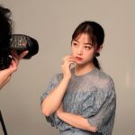 Kanna Hashimoto Instagram - こんにちは！環奈MGです。 最近は私も「大人な春メイク」勉強してます👀 という事で今日はね、VoCE4月号からオフショットをシェアします！ #橋本環奈 #橋本環奈2020 #橋本環奈マネージャー #voce #河北メイク
