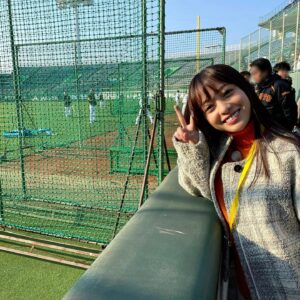 Kanna Hashimoto Instagram - こんばんは！環奈MGです。

明日は「ZIP！」に生出演します。
是非ご覧ください。

写真は宮崎キャンプの時の懐かしい写真。

#橋本環奈 #橋本環奈2021 #橋本環奈マネージャー #ZIP