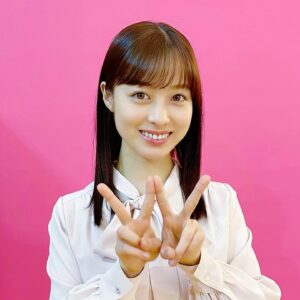 Kanna Hashimoto Instagram - こんにちは！環奈MGです。

「AOYAMAはWでいい！Wピースダンス篇」がO.A.スタートしてます！

青山さんのTikTokアカウント【AOYAMA W PEACE DANCE ♪】もチェックして、みんなも一緒に洋服の青山を着て踊ろう💃

#橋本環奈 #橋本環奈2021 #橋本環奈マネージャー #洋服の青山 #AOYAMAWPEACEDANCE ♪