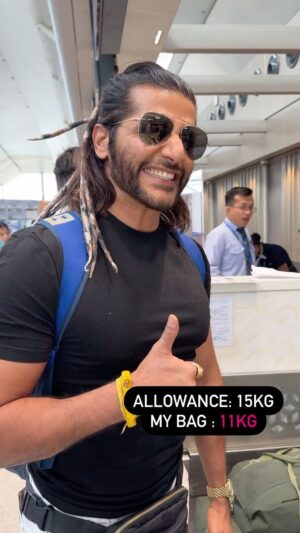 Karanvir Bohra Instagram - Kuch kaminapan achche hote hai….

Imp : this reel is just for fun, kripya aisa na kare, pakde jaoge 🤪 our airline ground staff is very prompt and smart.
#kvbreels #karanvirbohra

Hair accessories: @drad.dreadsetgo @gurpreetbedi_22