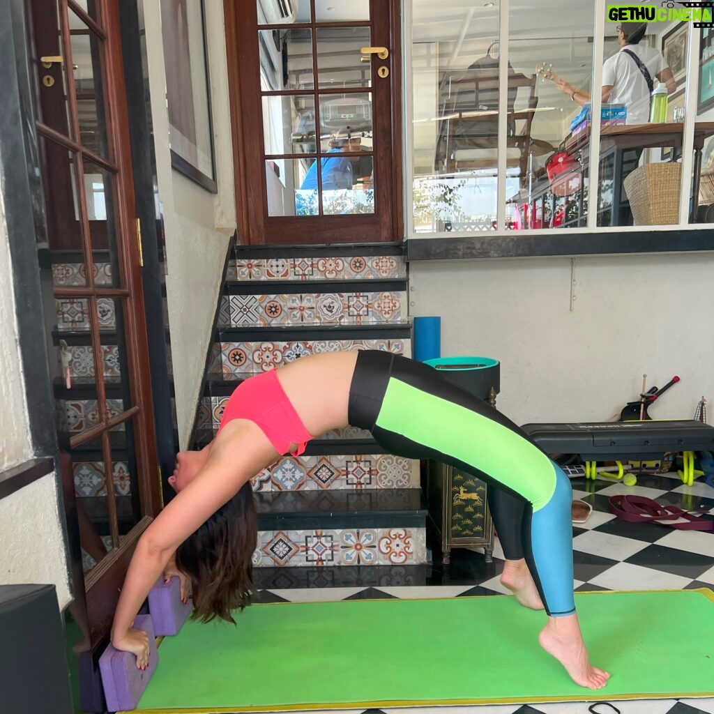 Kareena Kapoor Instagram - Sunday plans? Yoga for me… Crew for you💁🏻‍♀️😉 #ChakrasanaSeries @anshukayoga
