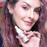 Karen Bachini Instagram - Entrei para a trend de pearl skin com @vizzelaoficial e fiz uma pele radiante perfeita! Esses foram os produtos que usei: ✨Radiance Skin Serum, que promove hidratação e luminosidade na pele ✨Base Líquida Santin, que entrega um acabamento acetinado hidratante ✨Pó Iluminador Glow Gang, que tem efeito espelhado com partículas finas de brilho Essa combinação de produtos ficou TUDO na pele! Aproveitem meu cupom “KARENBACHINI15”, para ganhar 15% de desconto em todo o site da marca 🩷