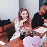 Karen Bachini Instagram - Backstage de um dia especial: escolhemos as cores da nossa nova base! Não vejo a hora de poder compartilhar esse projeto especial com vocês 🩷 @karenbachinibeauty