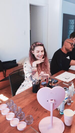 Karen Bachini Instagram - Backstage de um dia especial: escolhemos as cores da nossa nova base! Não vejo a hora de poder compartilhar esse projeto especial com vocês 🩷 @karenbachinibeauty