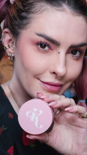 Karen Bachini Instagram - Depotando meu Pink Powder para caber na bolsa e levar comigo para todos os lugares 🩷✨ 

Link do potinho menor que usei no vídeo: https://s.click.aliexpress.com/e/_m0bQNKK